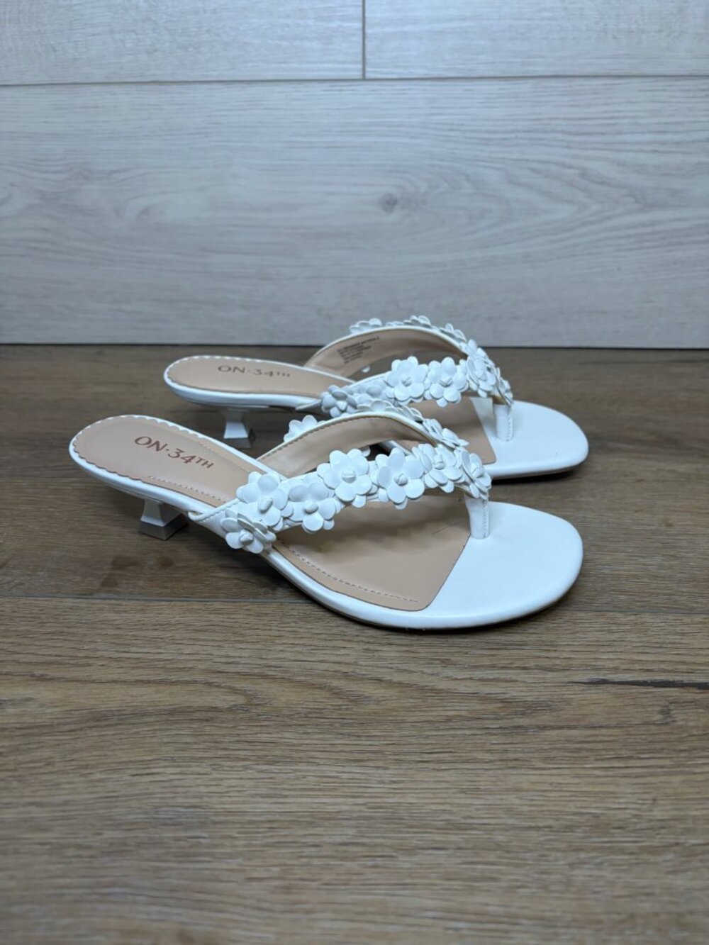 On 34th Ingridd Flower Dress Sandals White Kitten Heel Size 6M